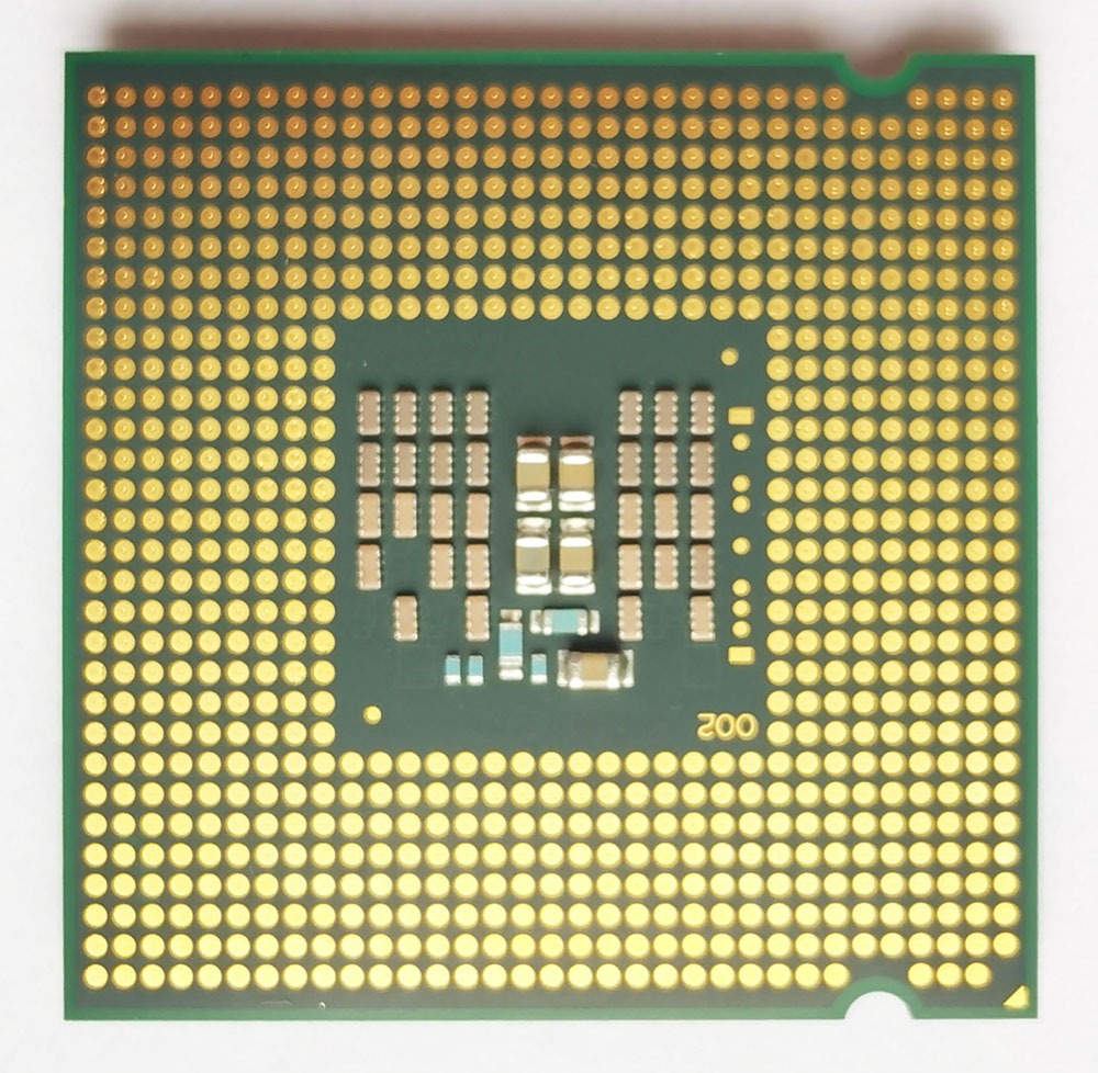 Intel Core 2 QUAD Q8200 反面